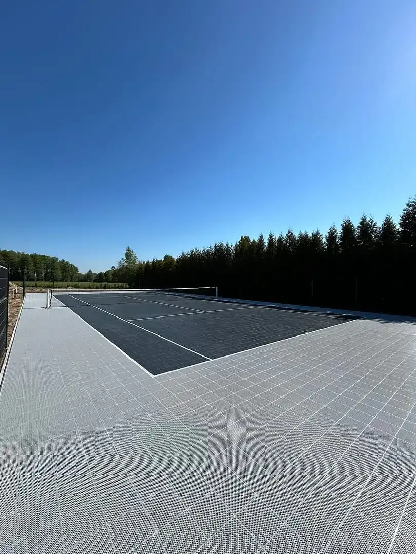 Outdoor tennis court with NOCERO modular polypropylene tiles